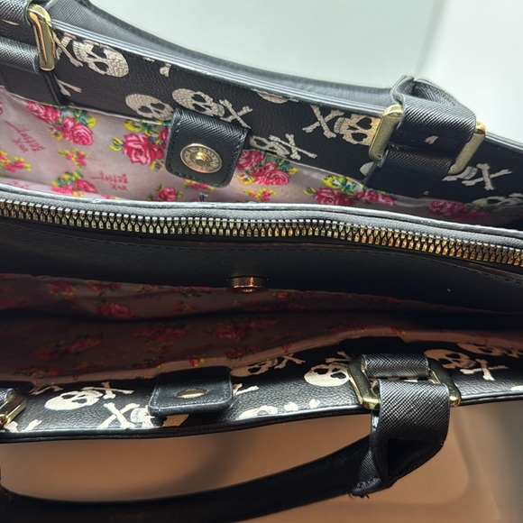 Betsey Johnson Skull Purse - Picture 4 of 4